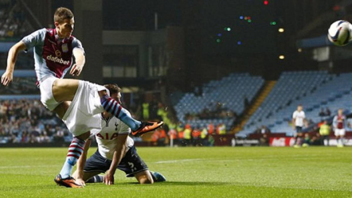 VIDEO: Se queda sin pantalones dentro del área y no pitan penal