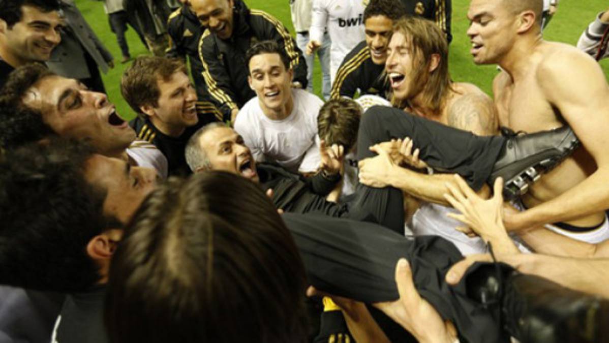 Casi dejan caer a Mourinho en la celebración