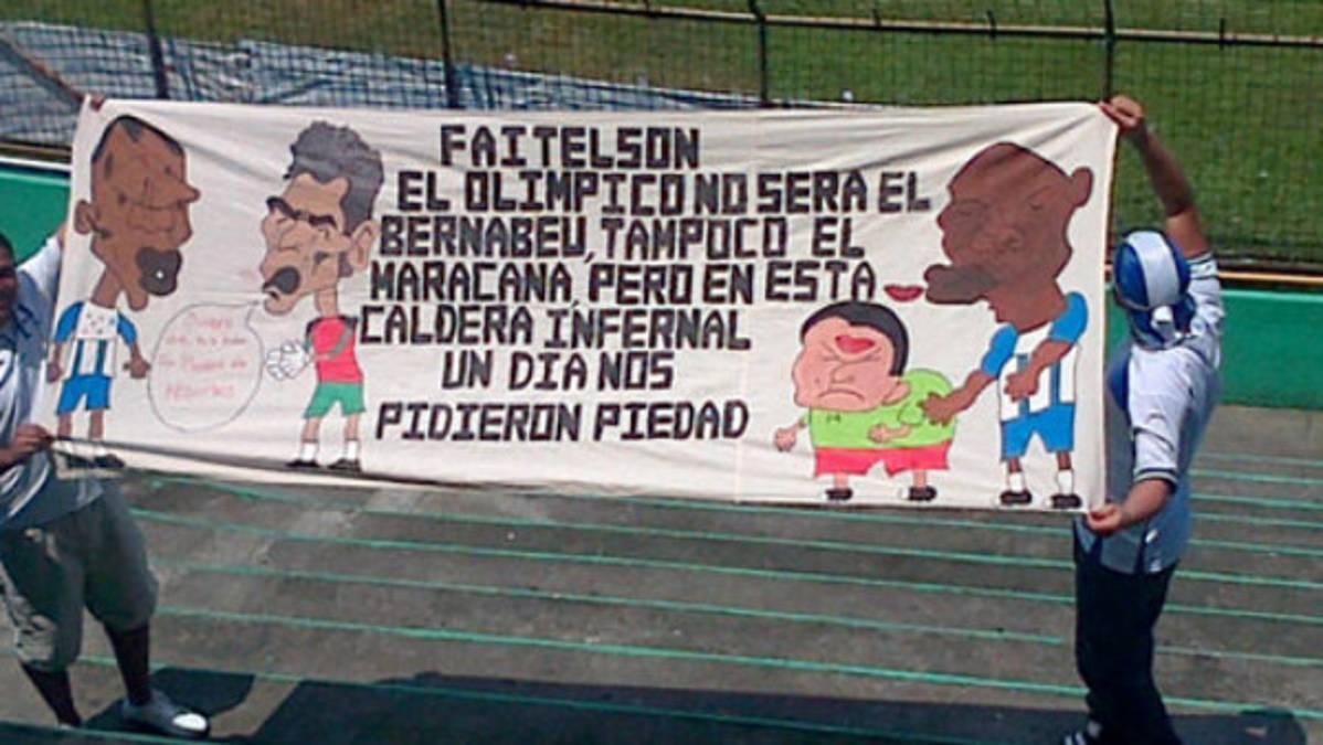 Pancartas en el Olímpico para David Faitelson