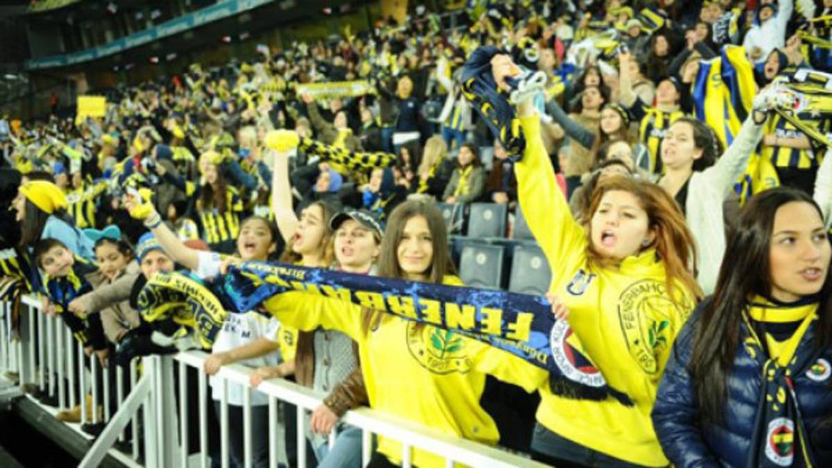 VIDEO: Fenerbahce goleó alentado por mujeres y niños