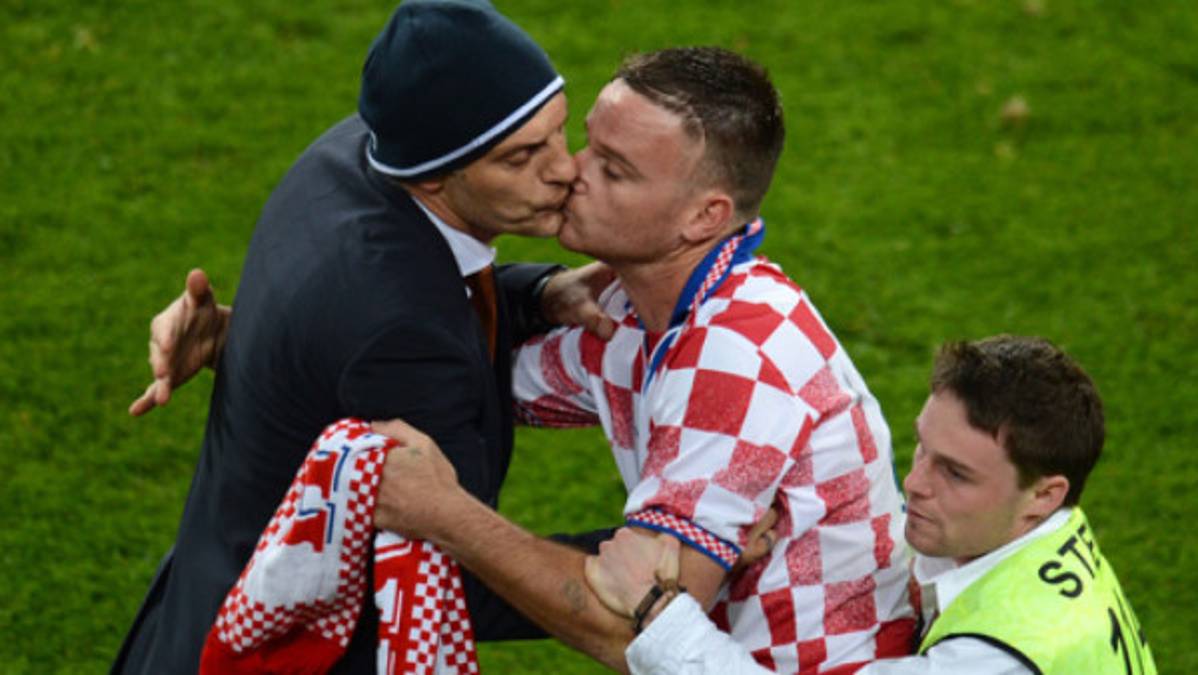 El espontáneo beso de un aficionado al técnico de Croacia