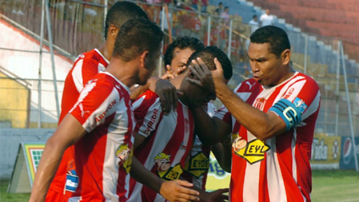 Óscar Torlacoff le impide al Vida abandonar el sótano