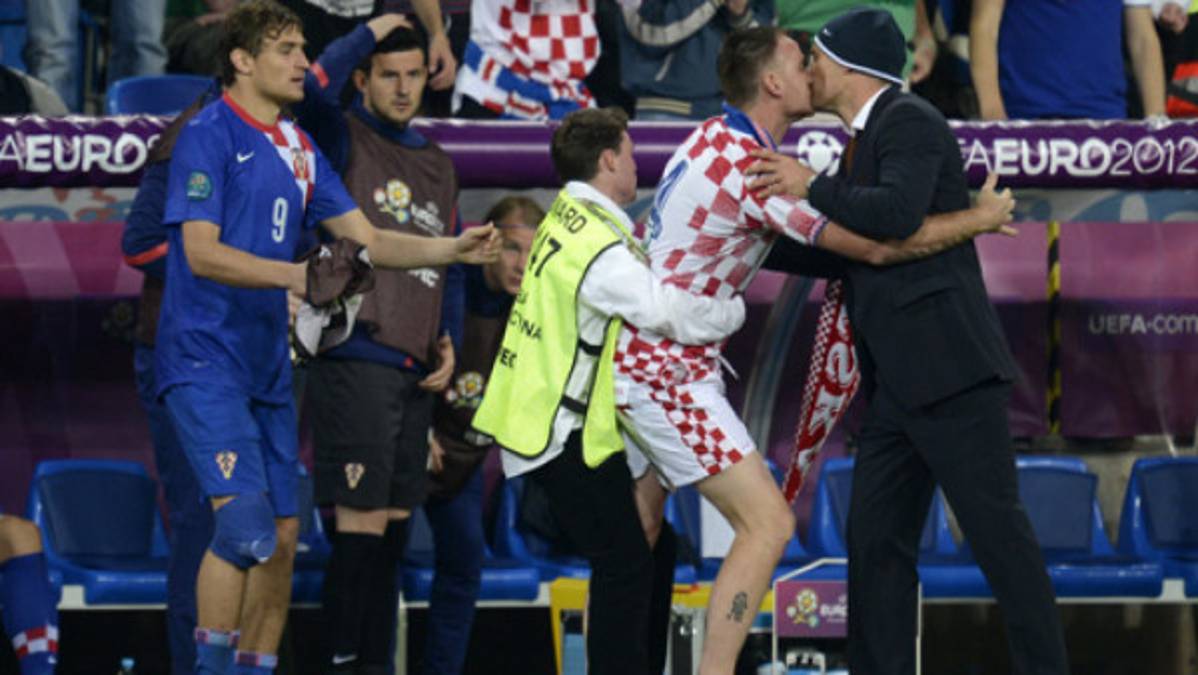 El espontáneo beso de un aficionado al técnico de Croacia