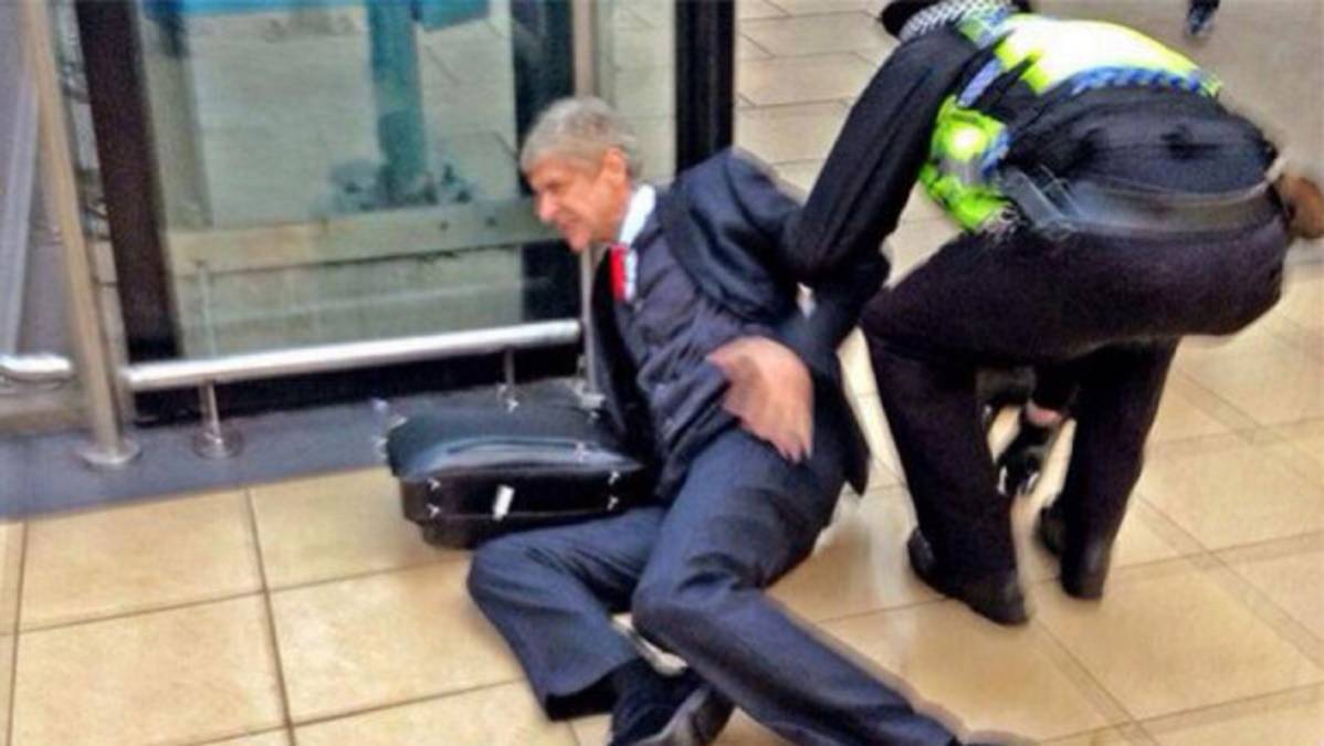 Arsene Wenger cayó dos veces este sábado en Liverpool