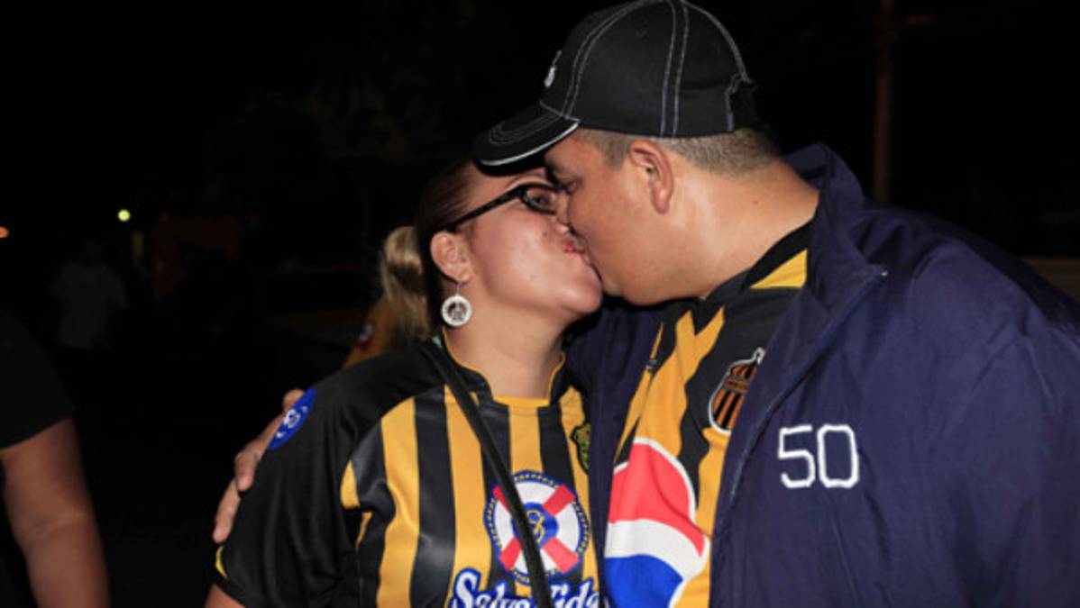 Un beso para ingresar a los juegos de Real España