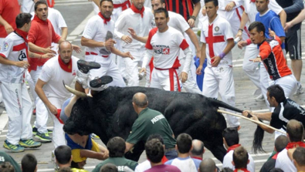 VIDEO: Impresionante cornada de toro en encierro de San Fermín