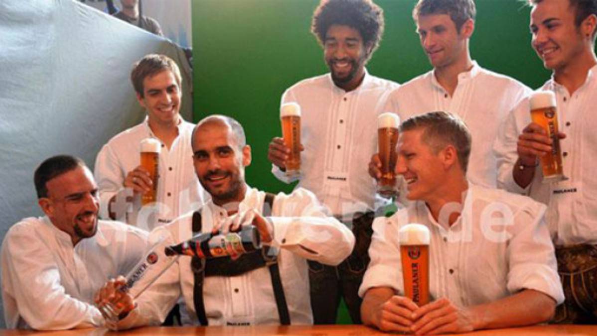 Pep Guardiola se viste de bávaro para un anuncio