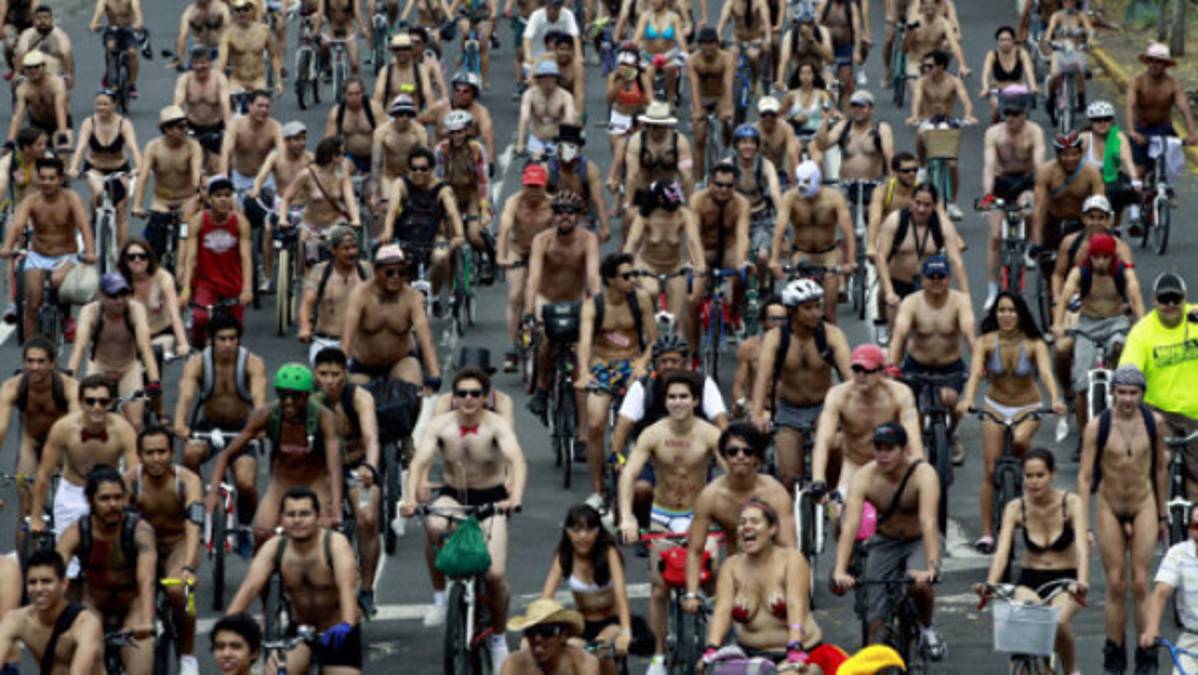 Ciclistas desnudos protestan en México en favor del uso de la bicicleta