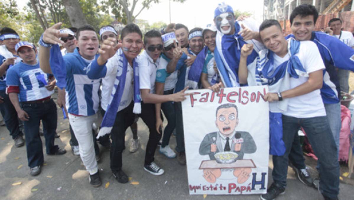 Pancartas en el Olímpico para David Faitelson