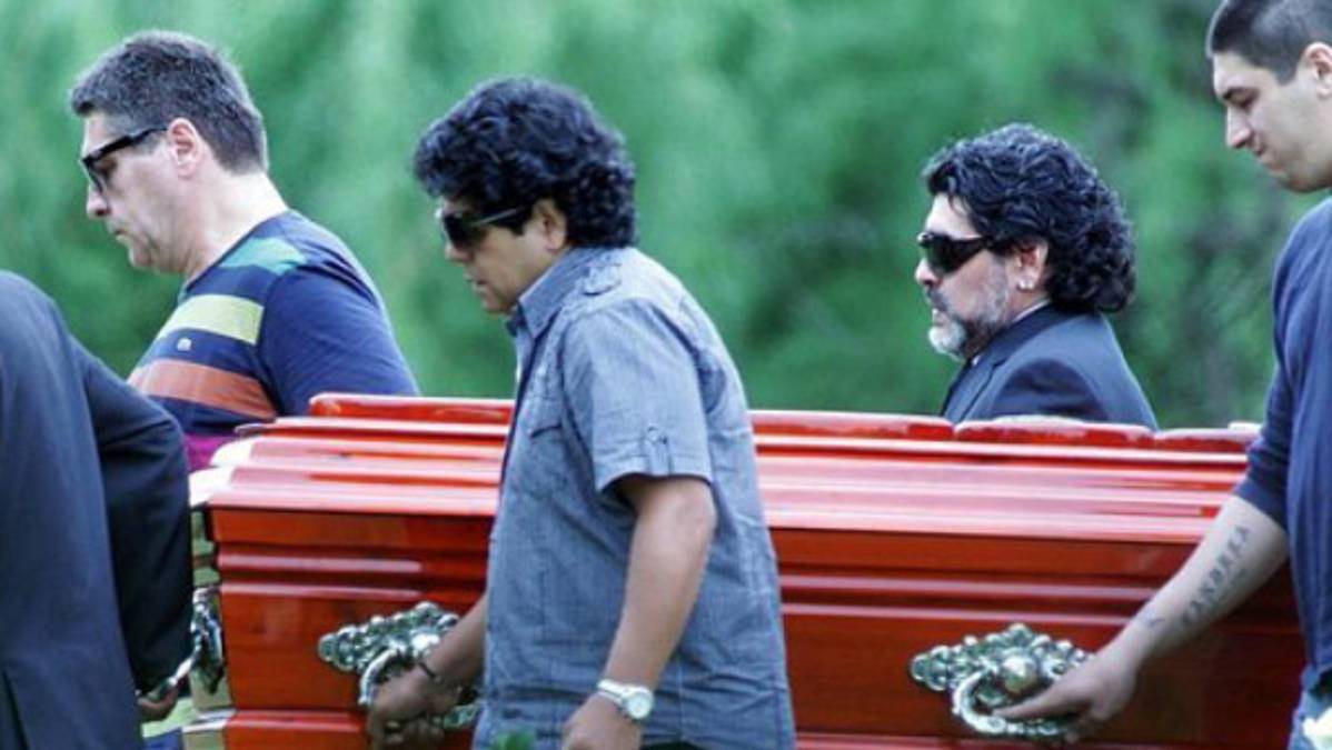 Maradona le dio el último adiós a su madre