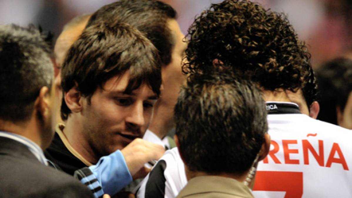 Messi firmó autógrafos a jugadores ticos