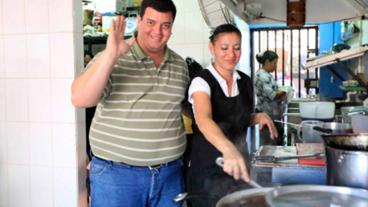 Presidente del Victoria sorprendió al cocinarle a sus jugadores