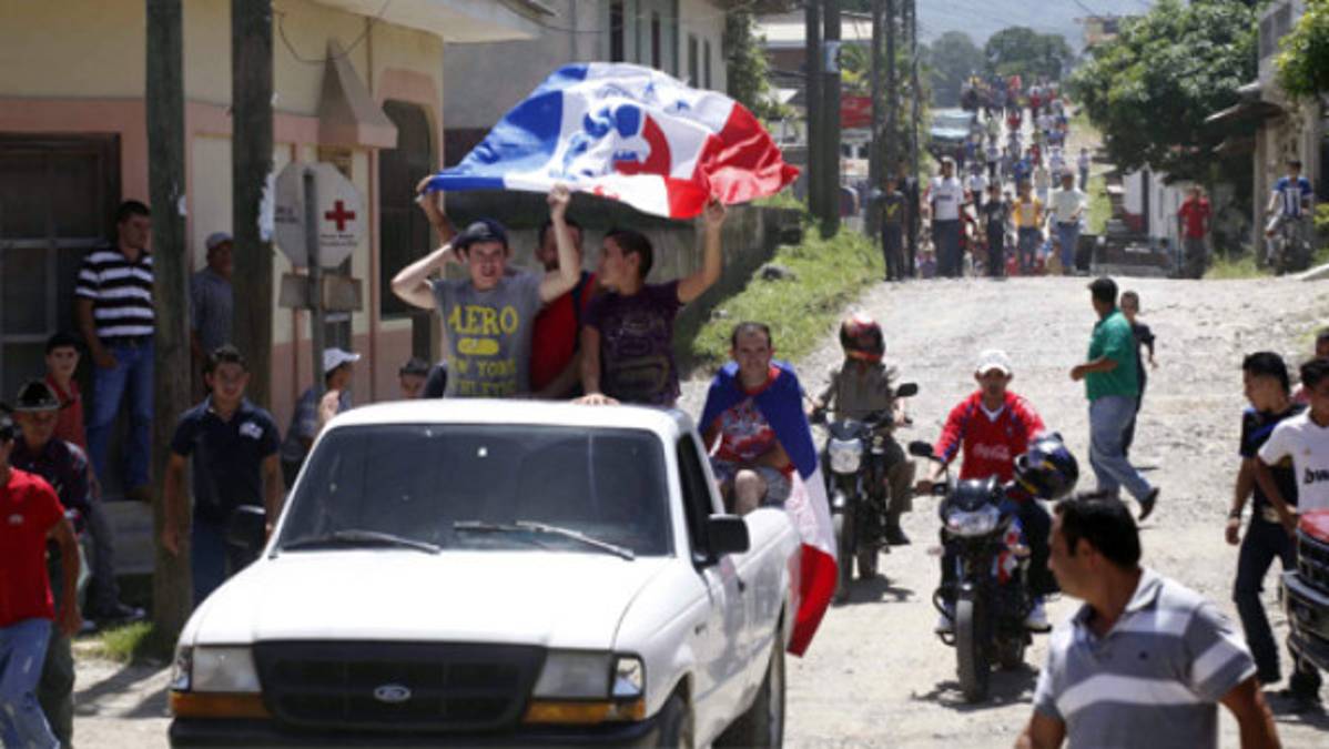 Con caravana recibieron a Olimpia en San Luis, Santa Bárbara