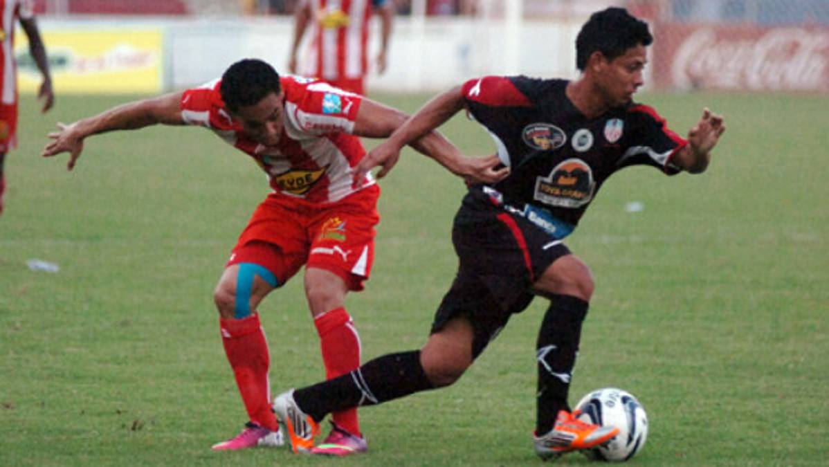 Óscar Torlacoff le impide al Vida abandonar el sótano