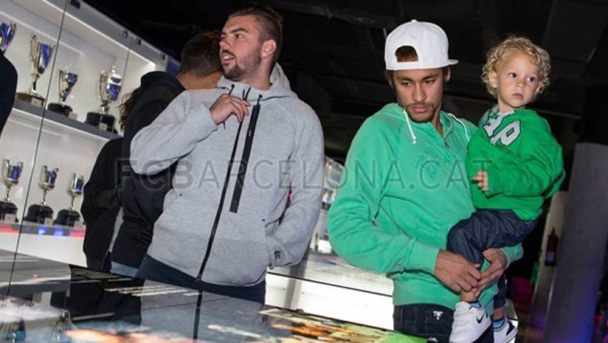 VIDEO: Neymar recorrió el museo del Barcelona con su hijo