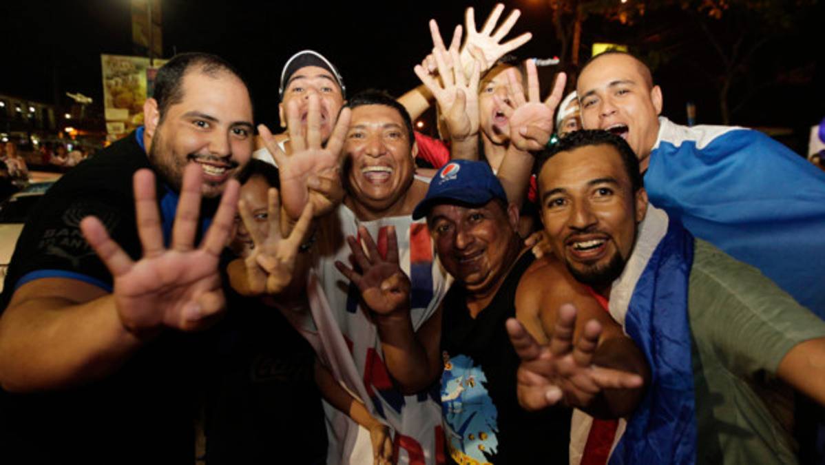 Los olimpistas celebrando en las calles