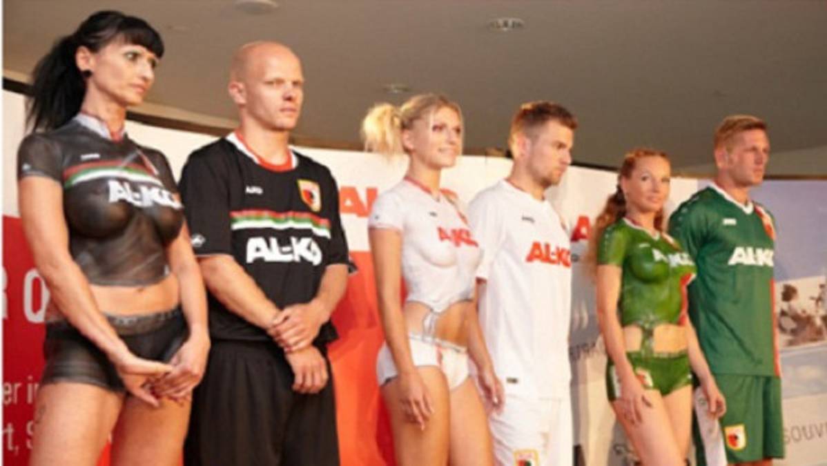 La sexy presentación de la nueva camiseta de un equipo alemán