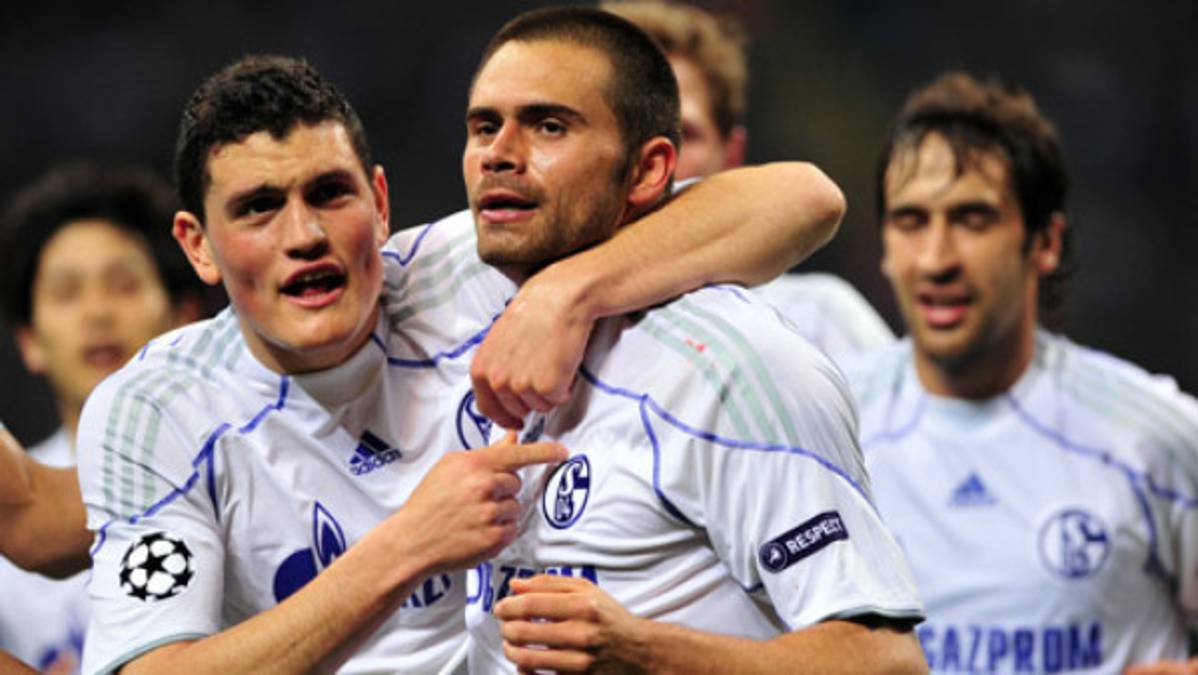 Schalke 04 con pie y medio en semifinales