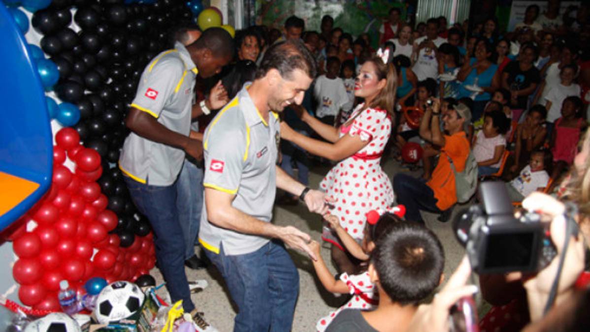 Real España lleva alegría a la sala de pediatría del Mario Rivas