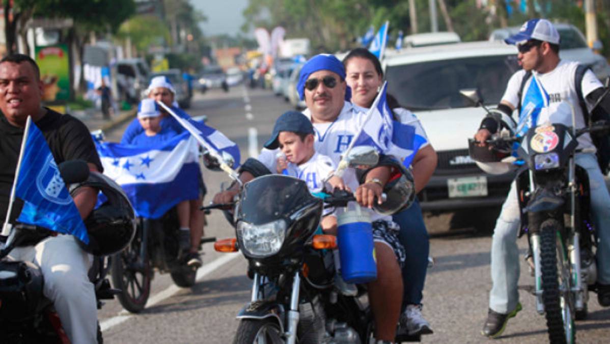 Locos por la selección en la caravana de DIEZ