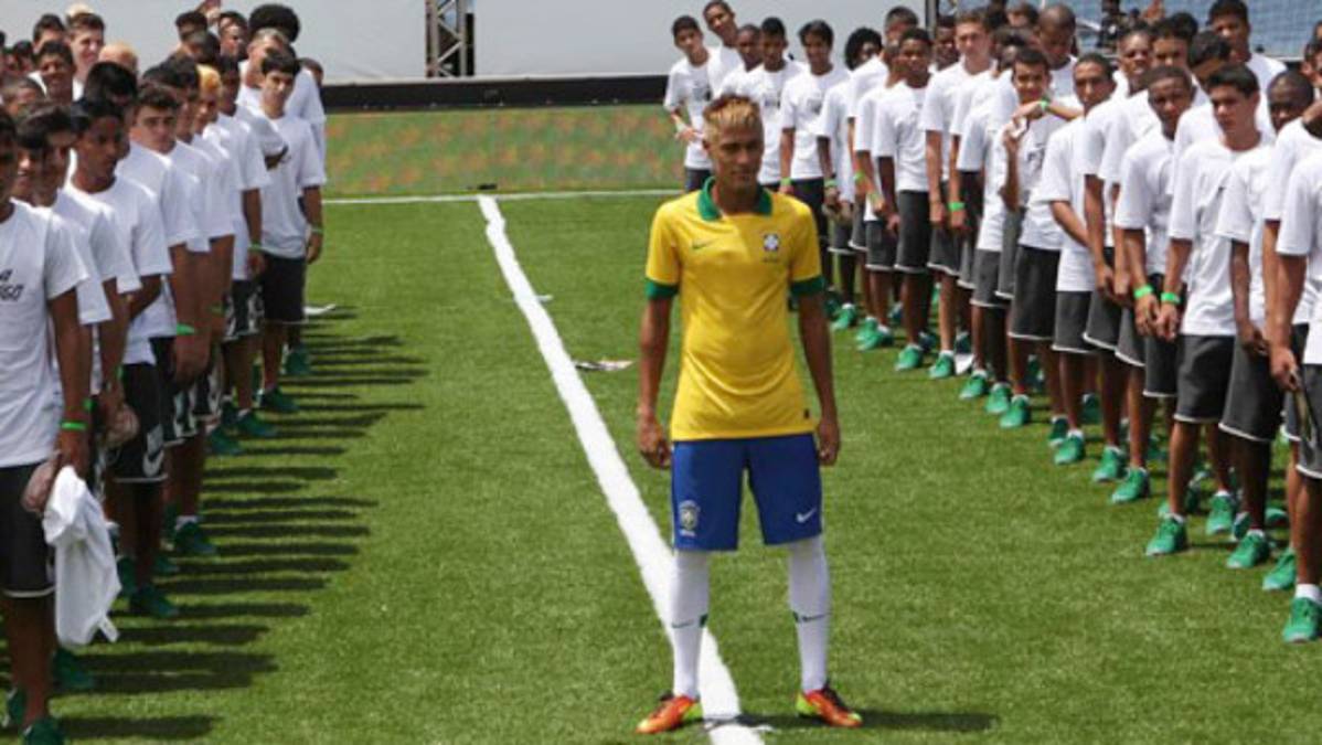 Neymar de modelo en presentación de la nueva camisa de Brasil
