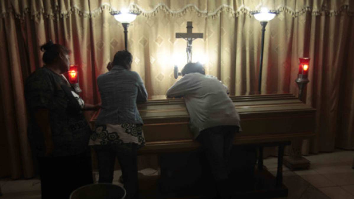 Amigos acompañan a la familia Cabrera