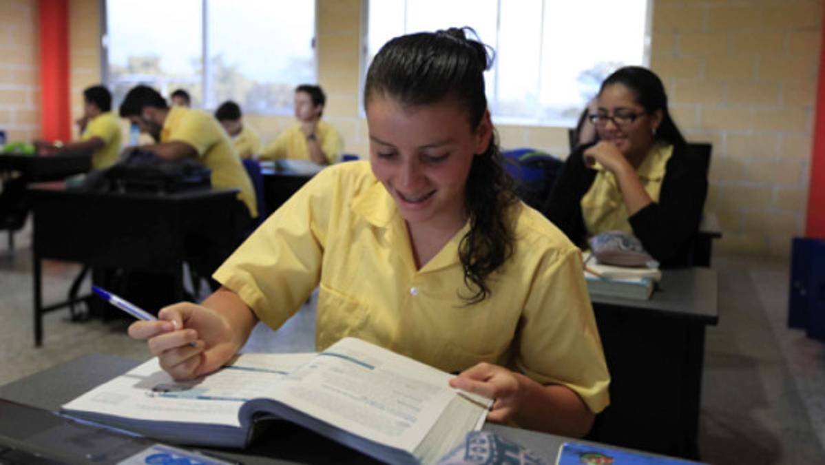 Angie Galdámez: Un ejemplo de superación en la natación