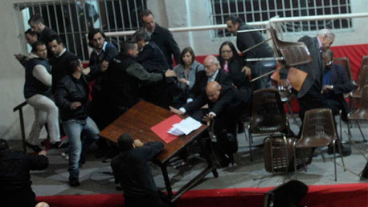 Presidente del descendido Independiente es agredido por hinchas violentos