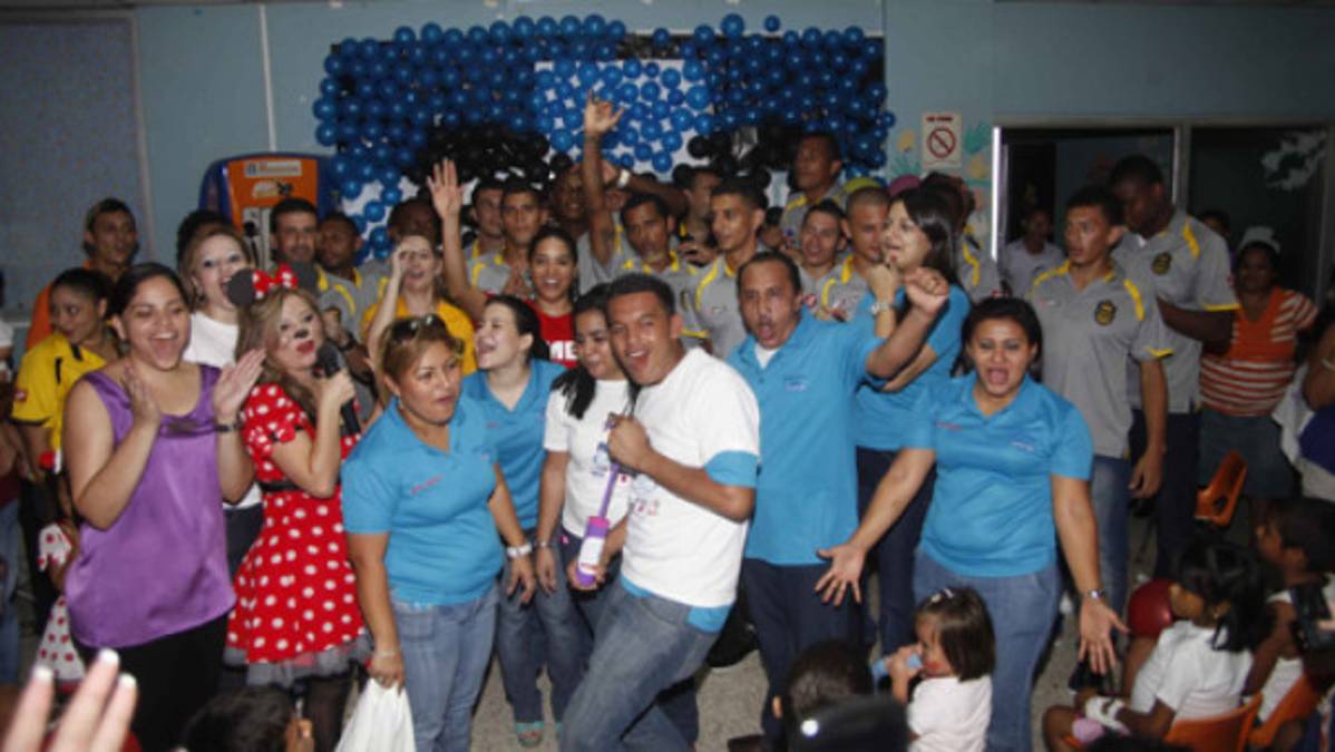 Real España lleva alegría a la sala de pediatría del Mario Rivas