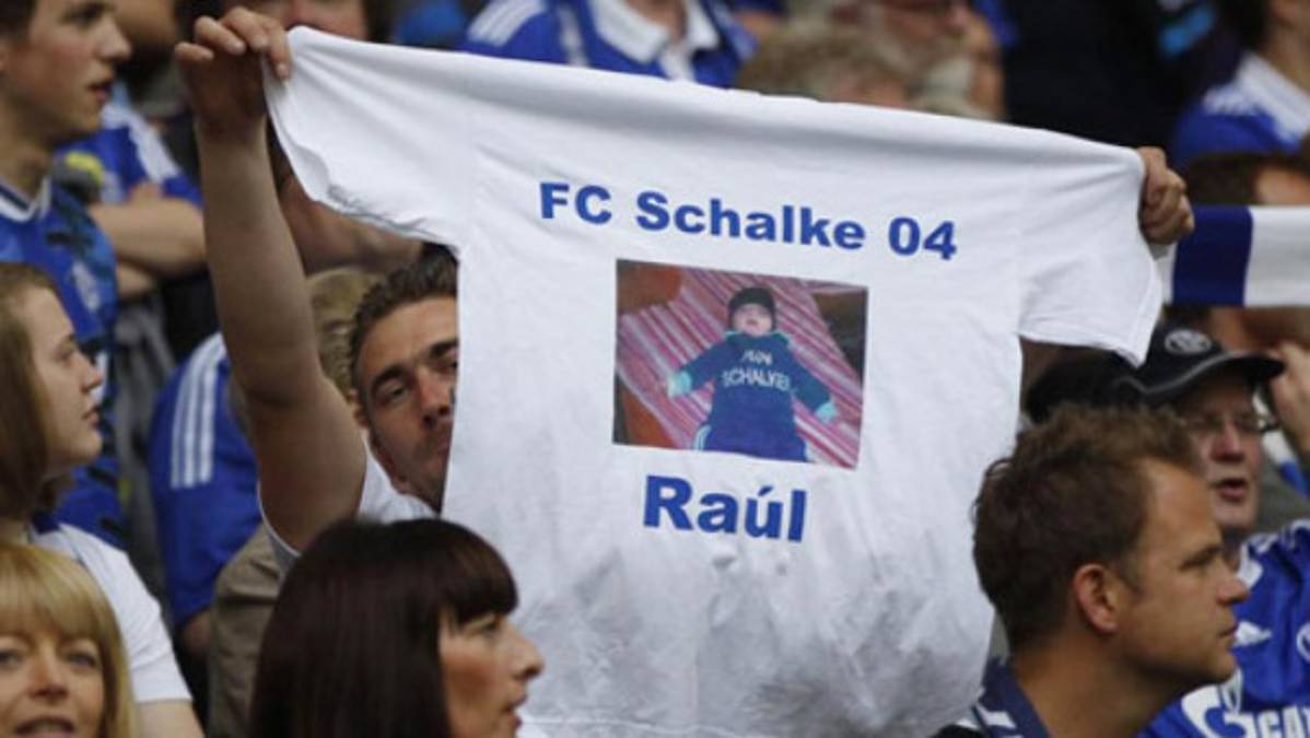 Raúl se despide con gol de la afición del Shalke
