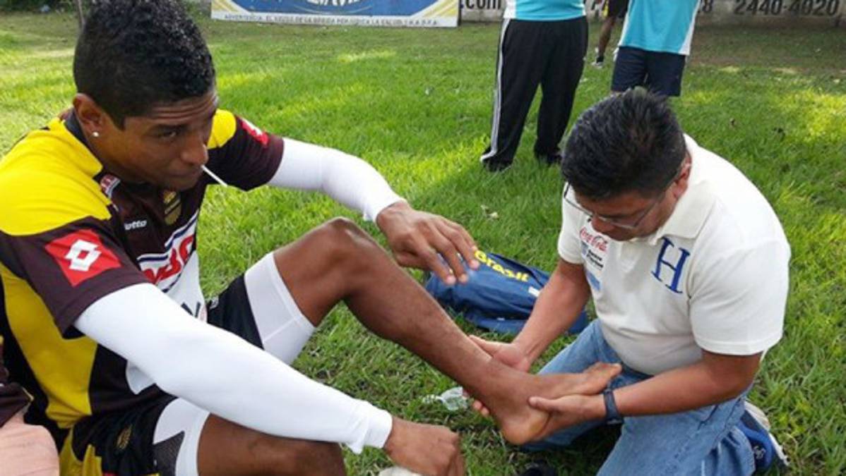 Médico de la selección examina lesión de Costly