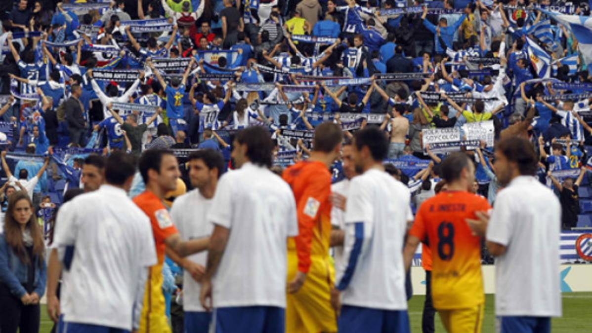 Aficionados del Espanyol dan la espalda al Barcelona durante pasillo
