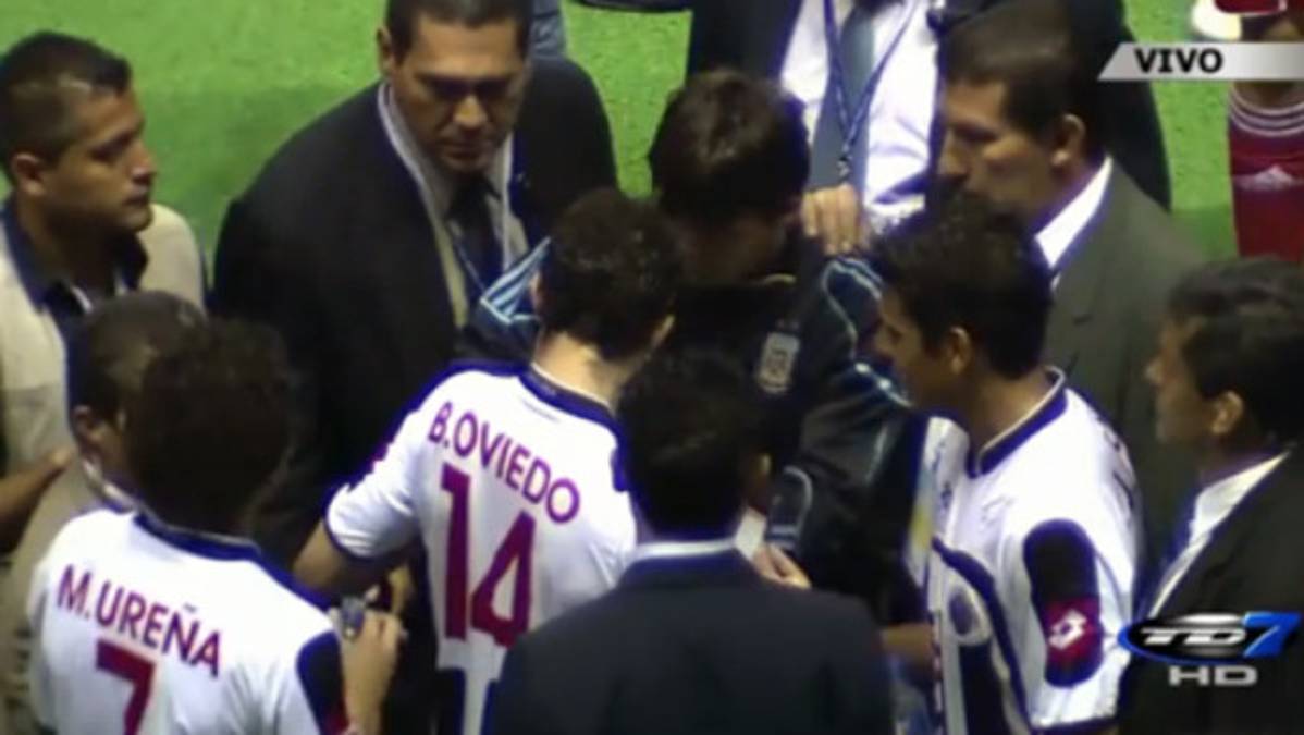 Messi firmó autógrafos a jugadores ticos