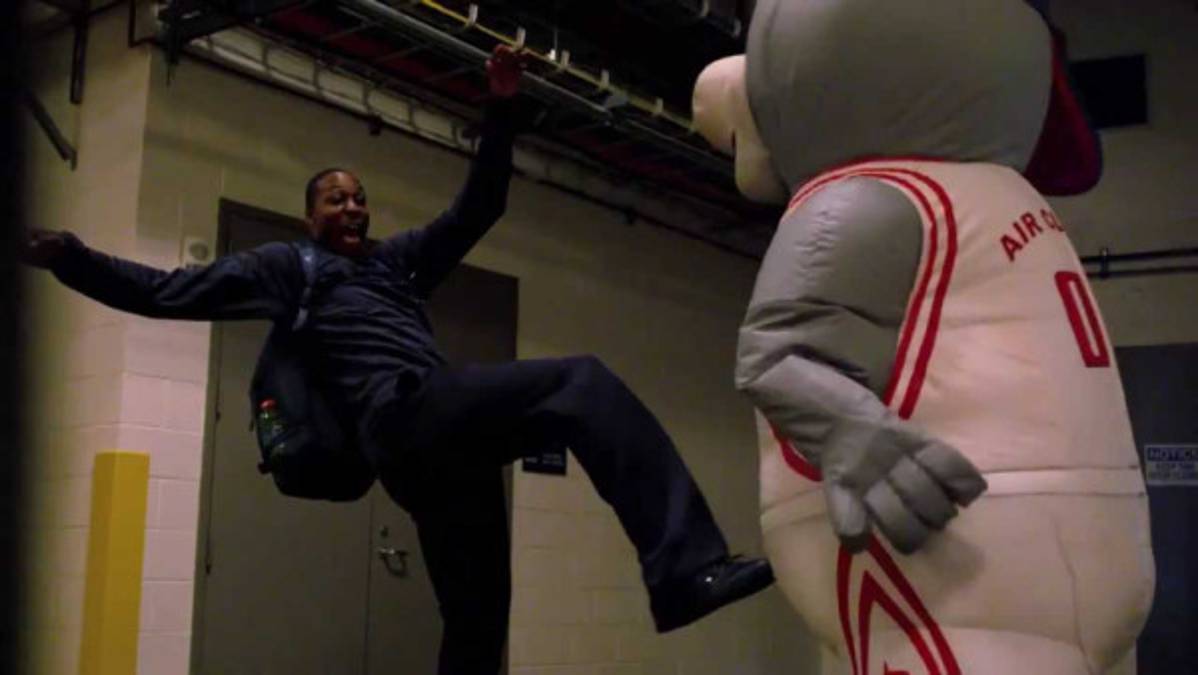 Mascota de los Rockets de la NBA espanta a sus jugadores