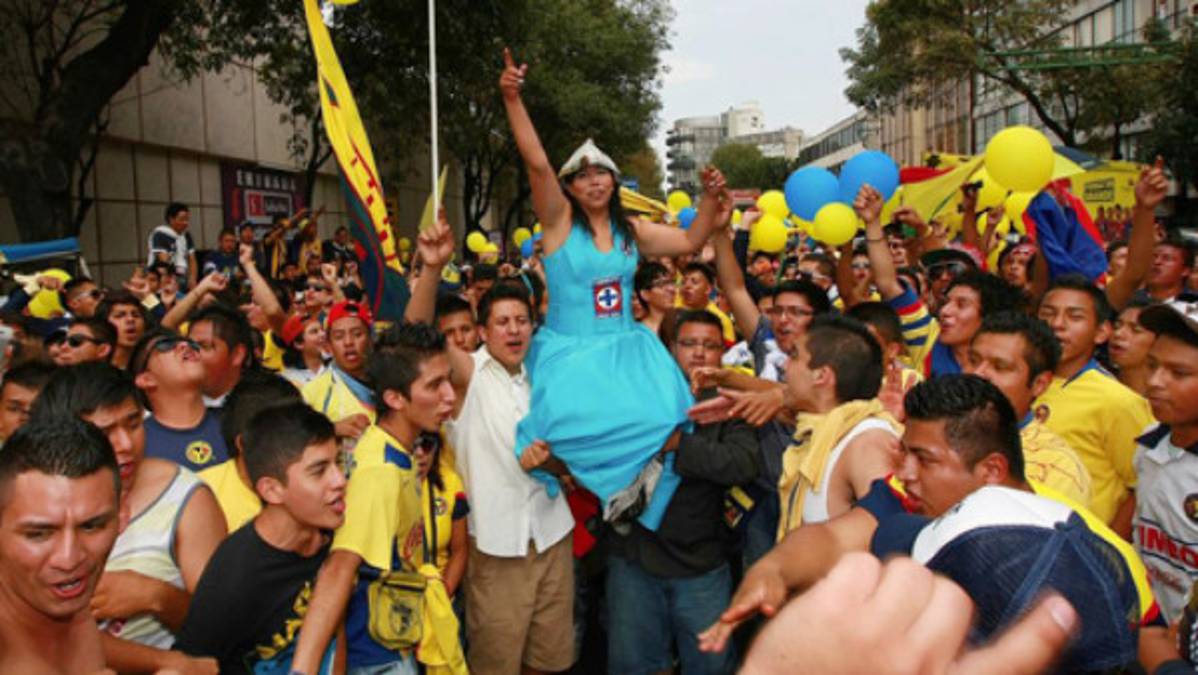 Aficionada 'quinceañera' del América se burla del Cruz Azul