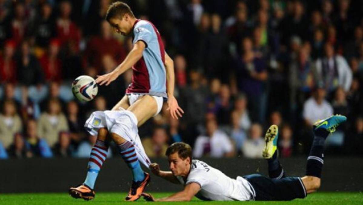 VIDEO: Se queda sin pantalones dentro del área y no pitan penal