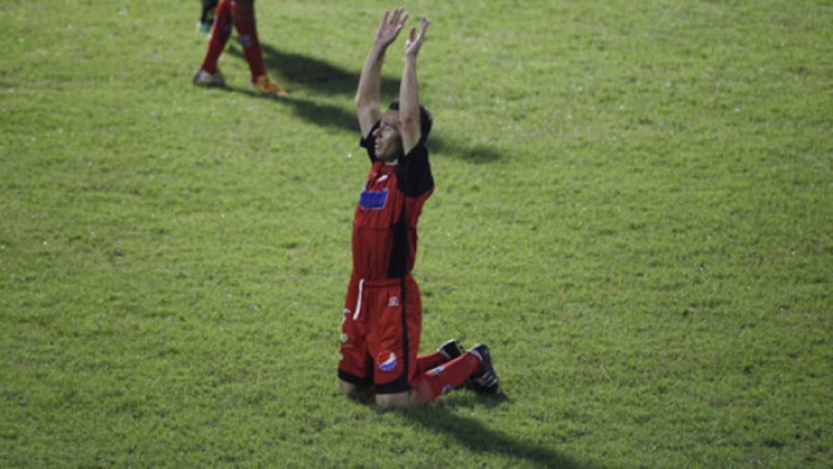 Polache debutó y se retiró con lágrimas