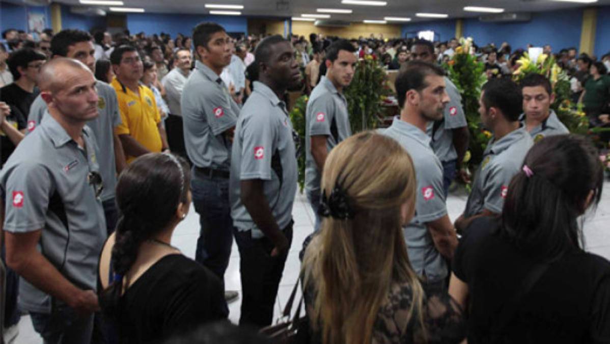 Futbolistas despiden al pastor Marroquín