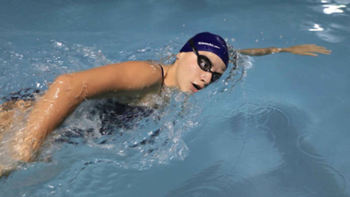 Angie Galdámez: Un ejemplo de superación en la natación
