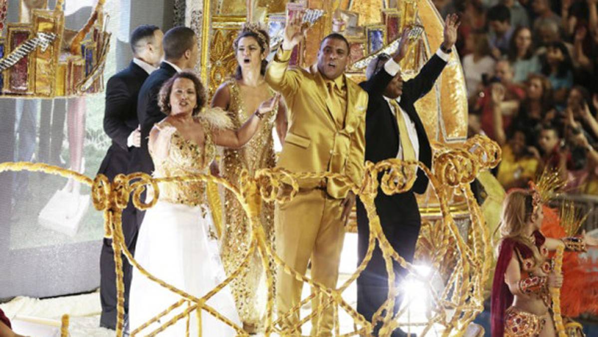 Ronaldo fue el Rey del Carnaval de Sao Paulo