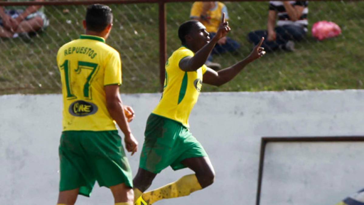 Parrillas venció a Savio con doblete de Estupiñán