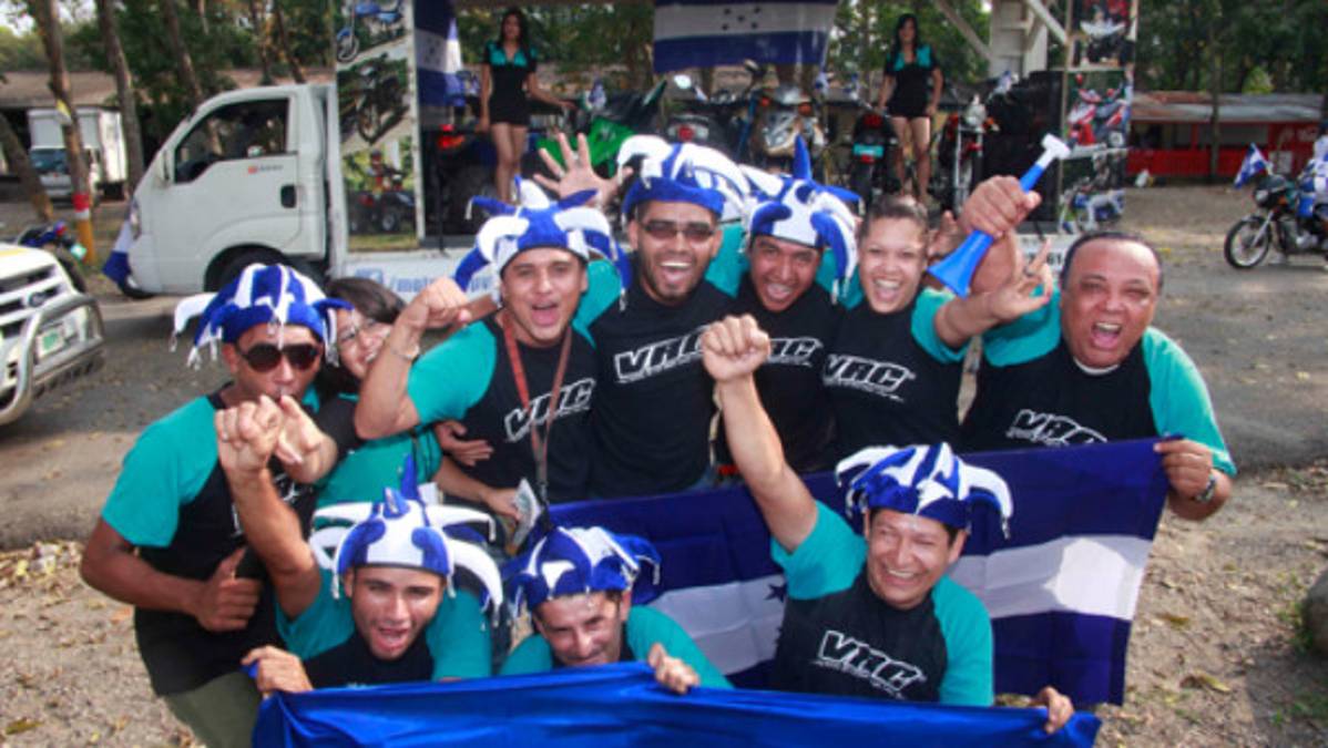 Locos por la selección en la caravana de DIEZ