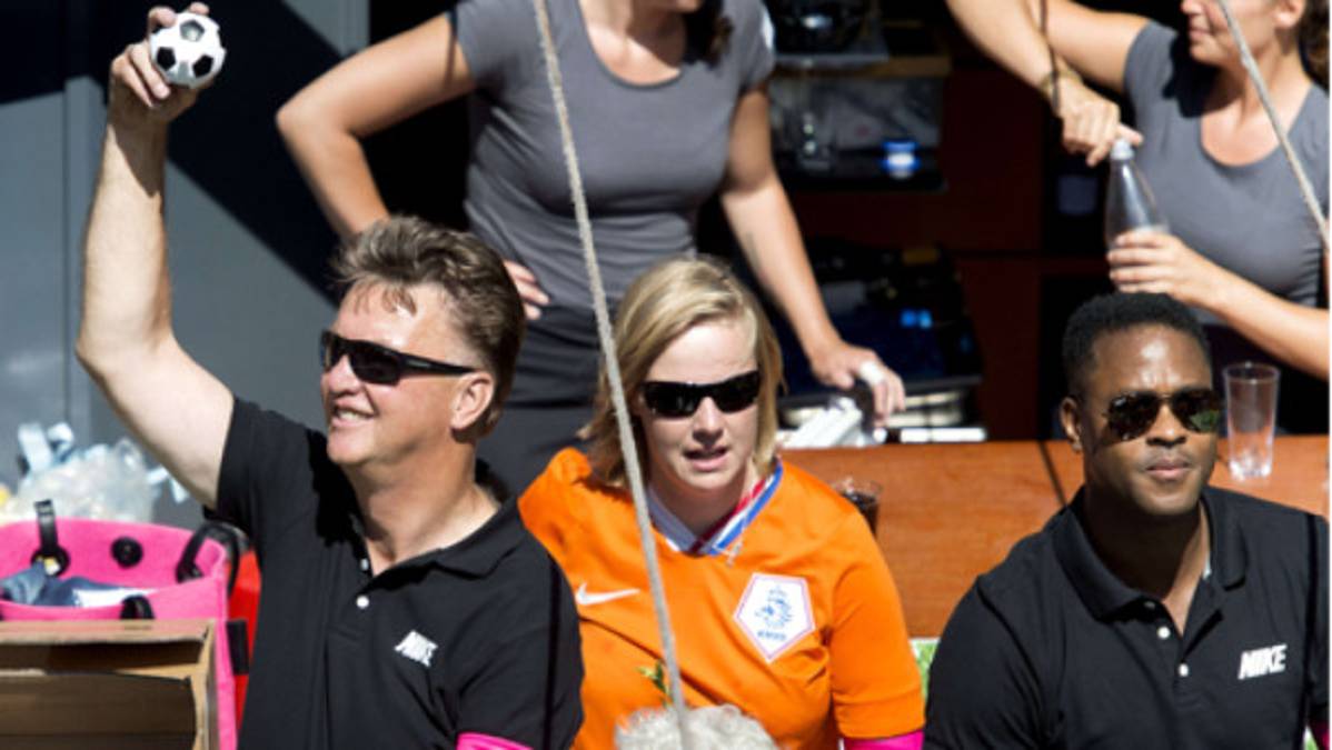 VIDEO: Van Gaal y Patrick Kluivert en desfile del 'Día del Orgullo Gay”