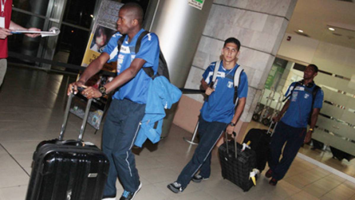 Seleccionados retornaron serenos al país