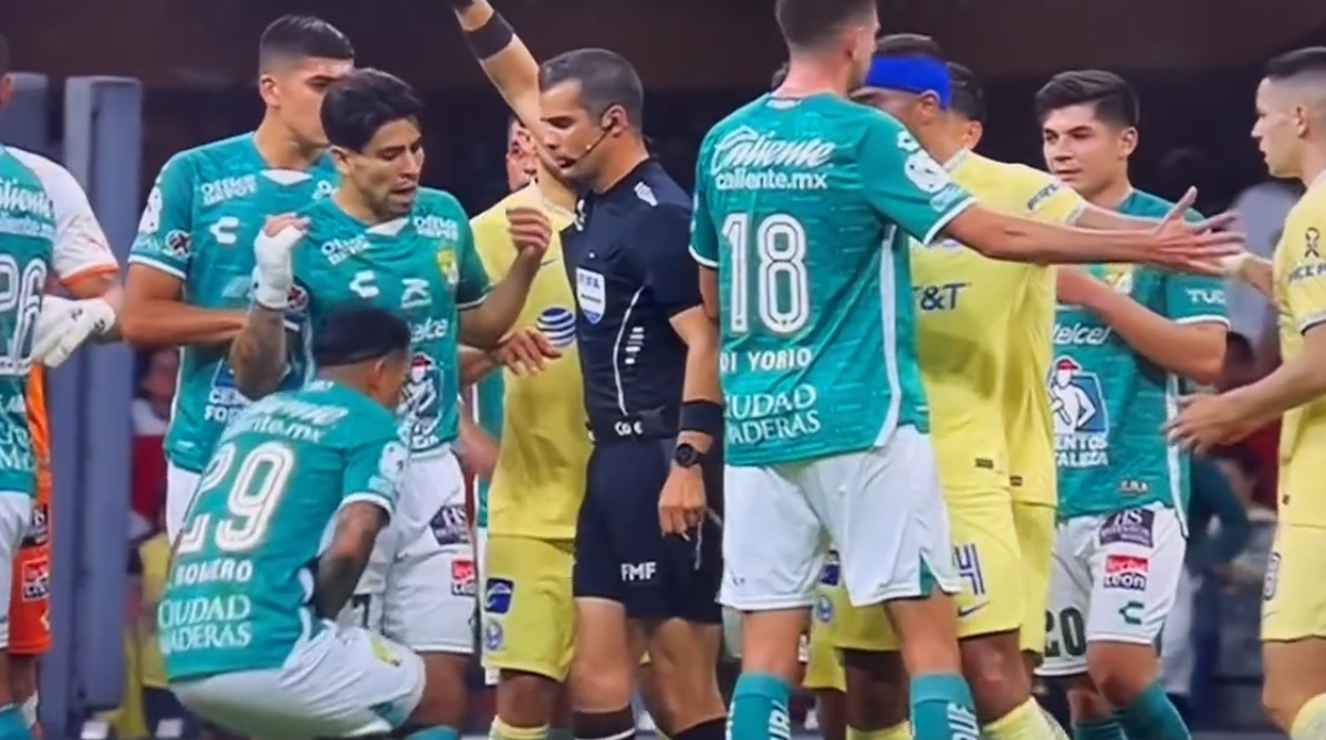 Lucas Romero se fue al suelo luego de recibir el rodillazo del árbitro Fernando Hernández.