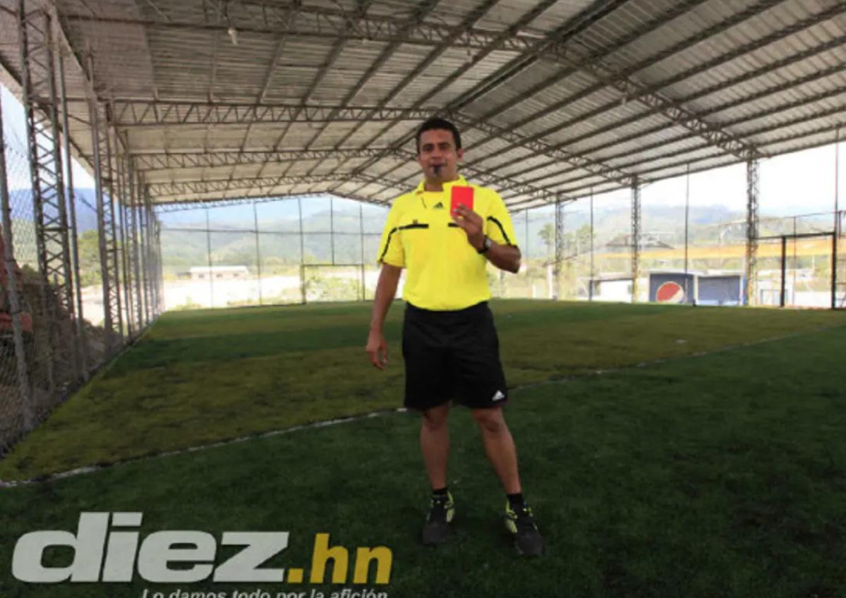 Fue uno de los héroes de Honduras en la Copa América 2001, se convirtió en árbitro y así es su vida