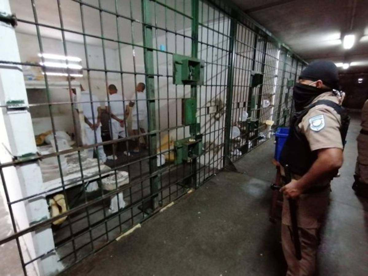 ¡No verán la luz del sol! Pandilleros salvadoreños son aislados en celdas oscuras y calurosas