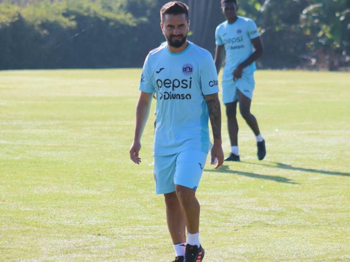 Así fue el primer entrenamiento de Rodrigo “Droopy” Gómez con Motagua: Charla con Diego Vázquez y pasillo al argentino