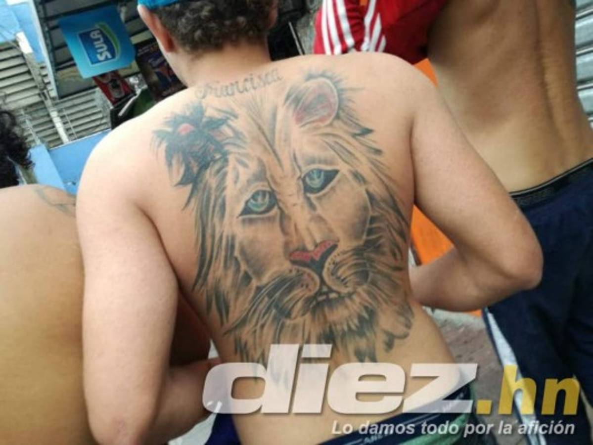 Ambientazo: Largas filas y hasta hinchas tatuados en la final entre Motagua y Olimpia