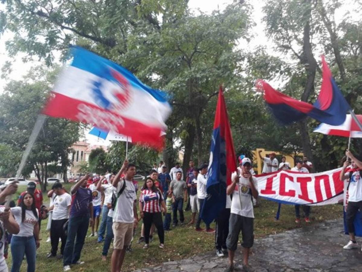 ENORME: La barra del Olimpia arropa al equipo previo a la final ante Santos